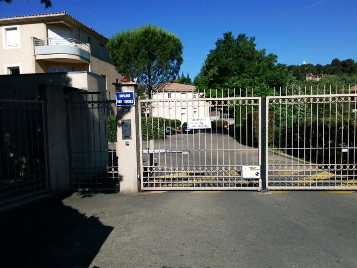阿维尼翁新城 2 居公寓装潢花园酒店 - 附游泳池及无线上网 - 离海滩 80 米(Apartment with 2 Bedrooms in Villeneuve-lès-Avignon, with Pool Access,)