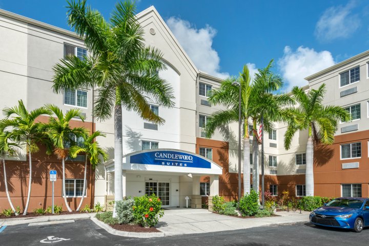 迈尔斯堡萨尼贝尔盖特威烛木套房酒店 - IHG 旗下酒店(Candlewood Suites Fort Myers/Sanibel Gateway, an IHG Hotel)