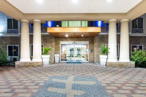 达拉斯西智选假日酒店(Holiday Inn Express Hotel & Suites Dallas West, an IHG Hotel)