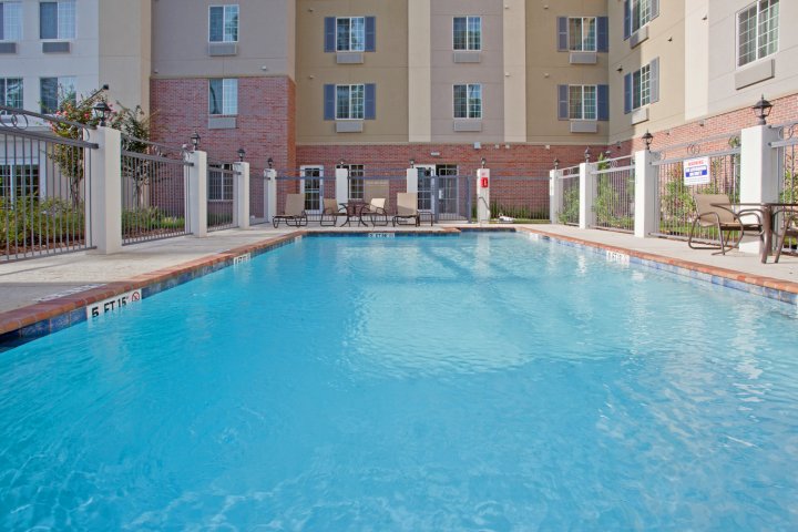 休斯顿伍德兰斯烛木套房酒店(Candlewood Suites Houston the Woodlands, an IHG Hotel)