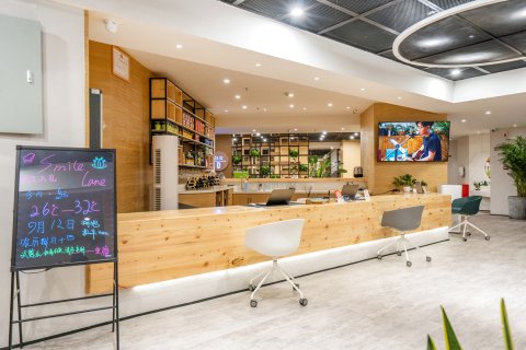 笑脸里·好久不见青年旅舍(重庆皇冠大扶梯两路口地铁站店)