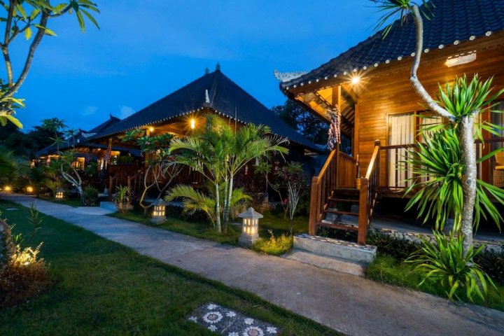 伦邦岸岛日落花园酒店(Sunset Garden Nusa Lembongan)