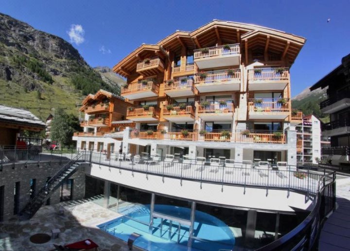 策马特弗勒尔高山酒店(Alpenhotel Fleurs de Zermatt)