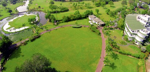 古尔莫哈尔格林斯 - 高尔夫乡村俱乐部酒店(Gulmohar Greens Golf & Country Club)