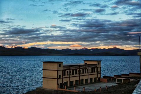 浪卡子5070湖景酒店