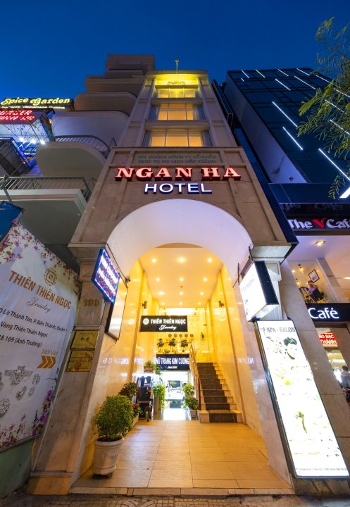 银厦大酒店(Ngan Ha Hotel)