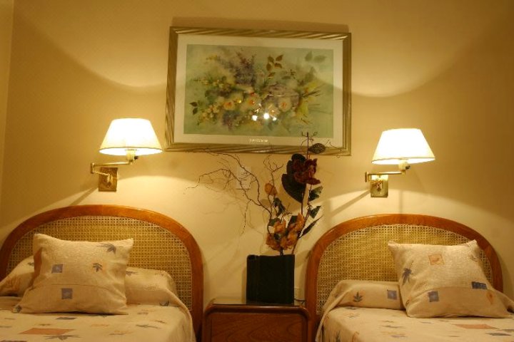 克丽珑门多查酒店(Hotel Crillon Mendoza)
