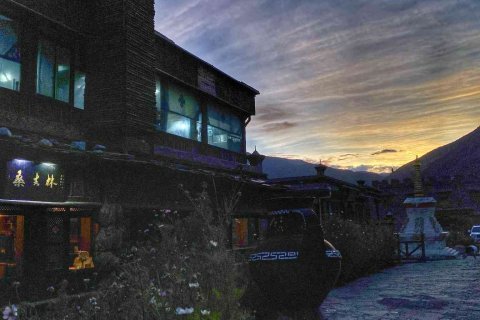 稻城亚丁香格里拉镇四季莲花客栈