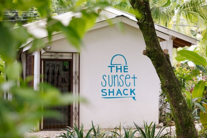 日落小屋酒店(The Sunset Shack)