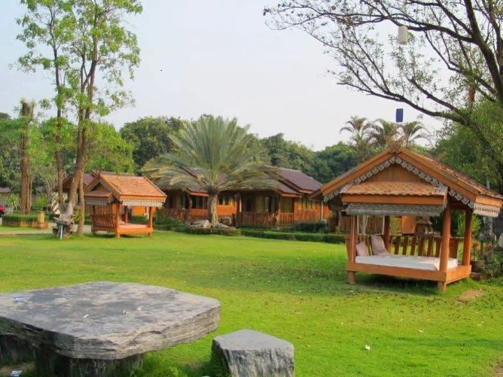 布阿沙旺度假村(Bua Sawan Resort)