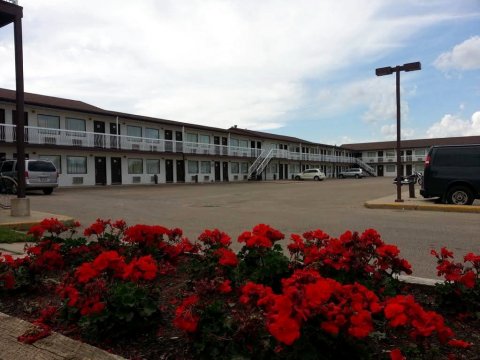 Red Deer Inn & Suites