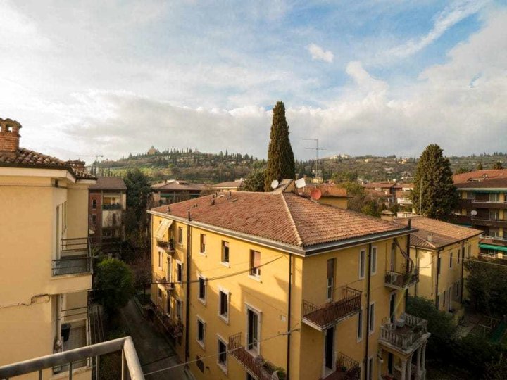 维罗纳明亮公寓酒店 - 瓦尔多内加托里切勒景观(Bright Apartments Verona - Valdonega Torricelle View)