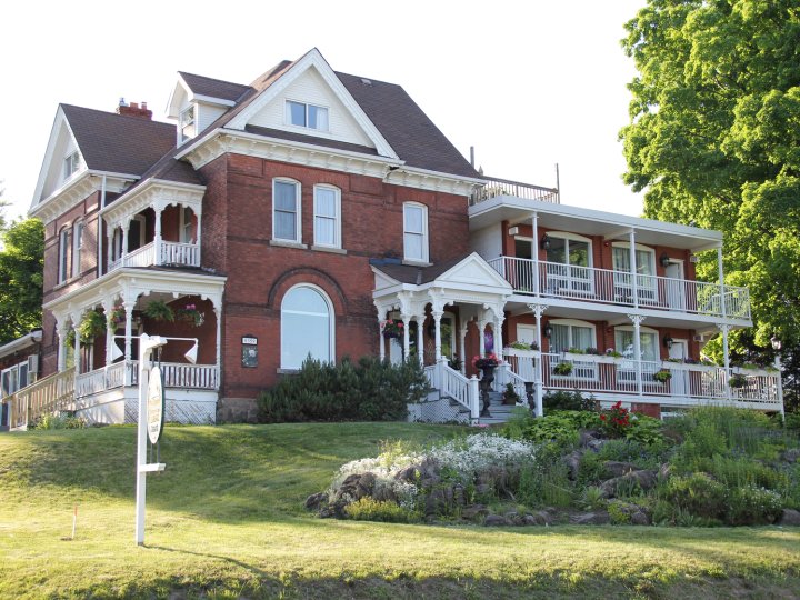 尼亚加拉君怡庄园酒店(Niagara Grandview Manor)