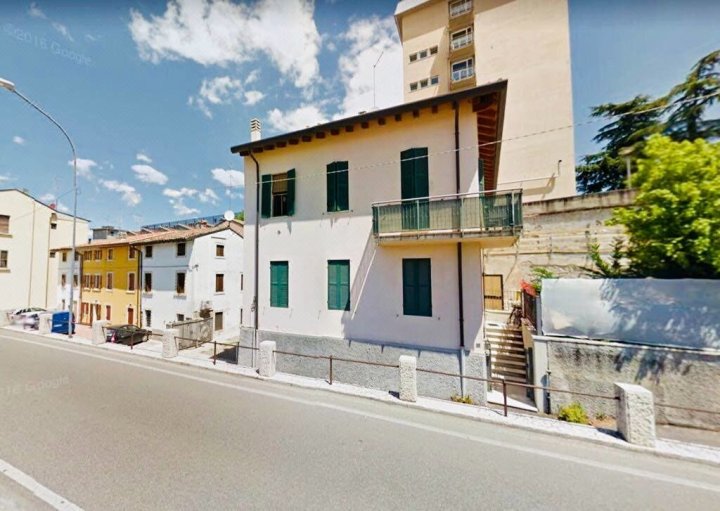 维罗纳卡梅雷阿拉利瓦公寓酒店(Alla Riva Appartamenti e Camere Verona)