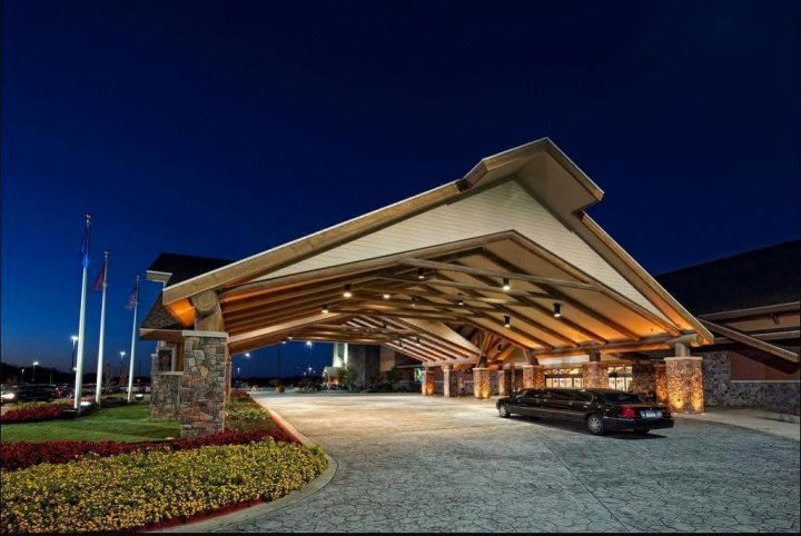 西席洛姆斯普林切罗基娱乐场酒店(Cherokee Casino West Siloam Springs Resort)