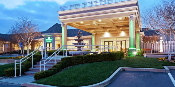 雷丁假日酒店(Holiday Inn Redding, an IHG Hotel)