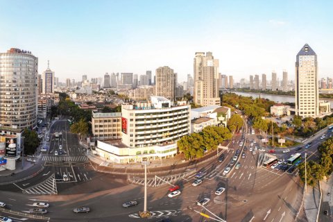 酒店詳情酒店位於寧波城隍廟,天一廣場商業核心區域,距寧波城隍廟