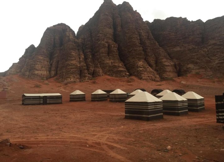 瓦迪兰姆贝杜伊斯日落酒店(Wadi Rum Bedouins Sunset)