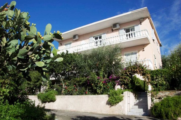 阿波斯托与叶莱妮家庭公寓酒店(Apostolos & Eleni Family Apartments)