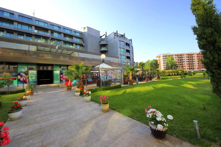 梅纳达阳光海岸广场公寓(Menada Sunny Beach Plaza Apartments)