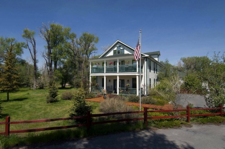 The Historic Elk Mountain Hotel