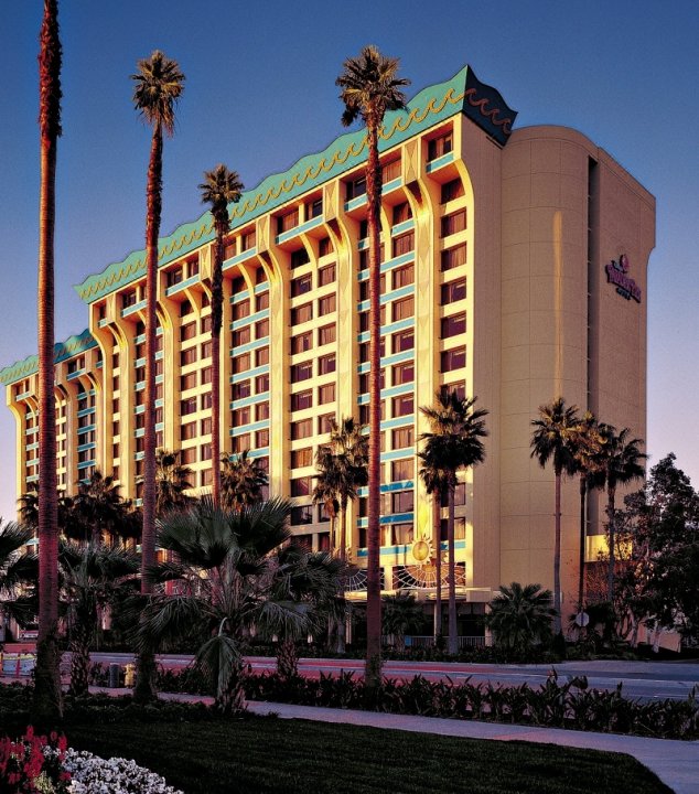 迪士尼天堂码头酒店(Disney's Paradise Pier Hotel)