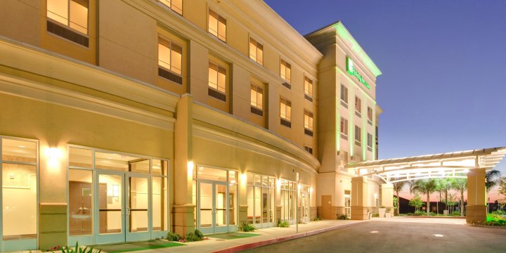 贝克斯菲尔德假日套房酒店(Holiday Inn Hotel & Suites Bakersfield, an IHG Hotel)