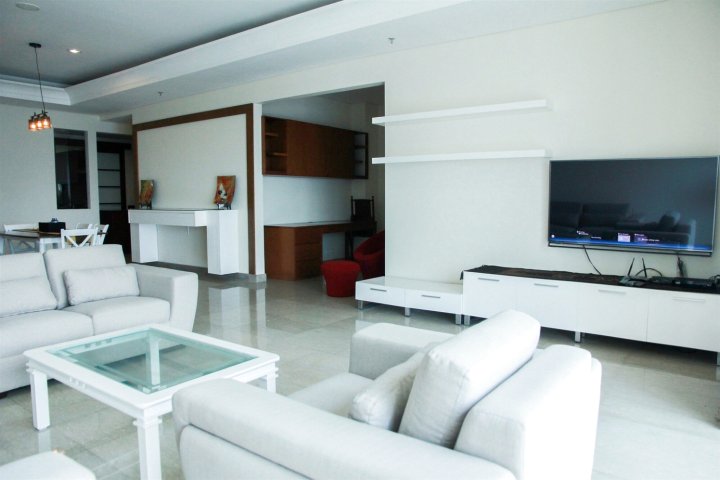 Luxurious 4BR Essence Dharmawangsa Apt By Travelio