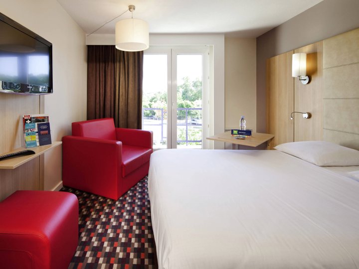 希侬宜必思尚品酒店(Ibis Styles Chinon)