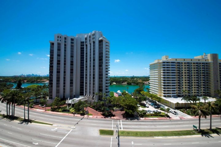 迈阿密海滩设计套房酒店(Design Suites Miami Beach)