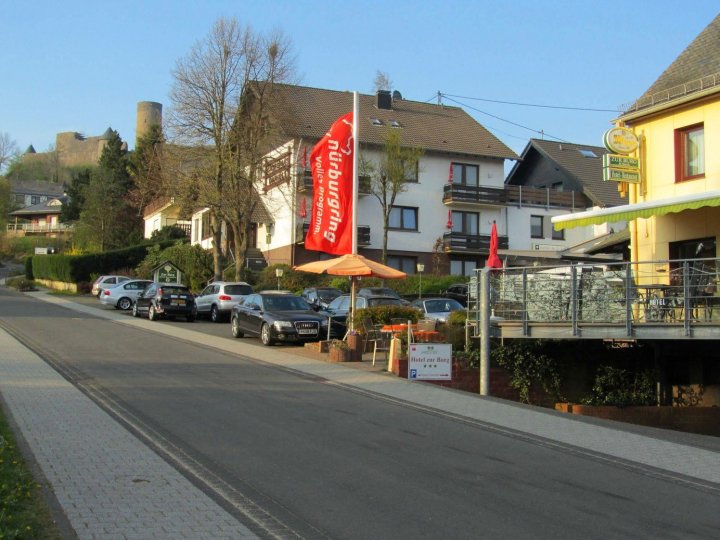 波尔纽博格雷斯酒店(Gut-Hotel Zur Burg Nürburg)