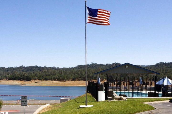 帕索葡萄酒之乡湖滨公寓(Simply Lake Front at Lake Nacimiento in Paso Robles Wine Country)