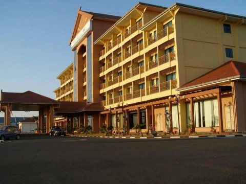 普特拉布哈马纳酒店(Putra Brasmana Hotel)