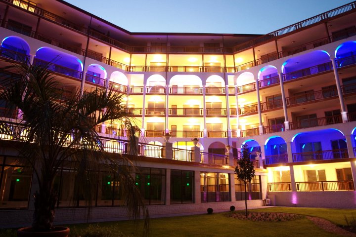 艾斯特里亚宫酒店(Hotel Estreya Palace)