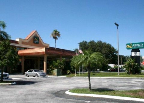 南塔彭斯普林斯凯艺套房酒店(Quality Inn & Suites Tarpon Springs South)