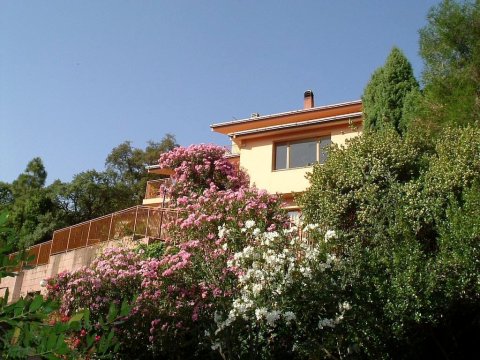 帕瑞扎别墅苏拉谷住宿加早餐酒店(Villa Patrizia B&B Sul Lago)