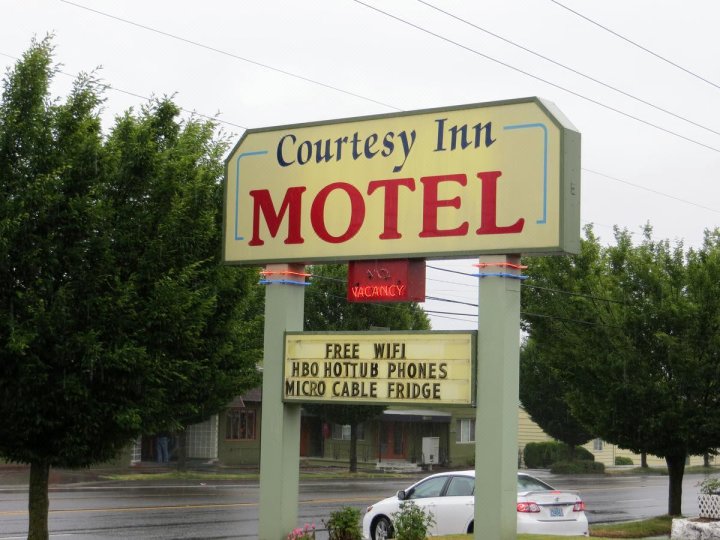 礼宾汽车旅馆(Courtesy Inn Motel)