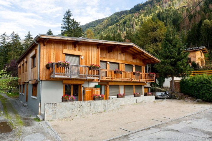 Apartment Biolay - Alpes Travel - Central Chamonix - Sleeps 8