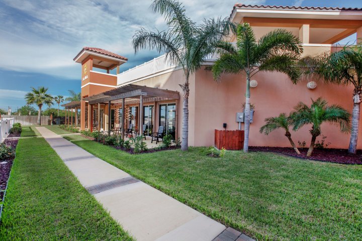 拉伊斯拉博南帕德里公寓式酒店(La Isla South Padre Residences)