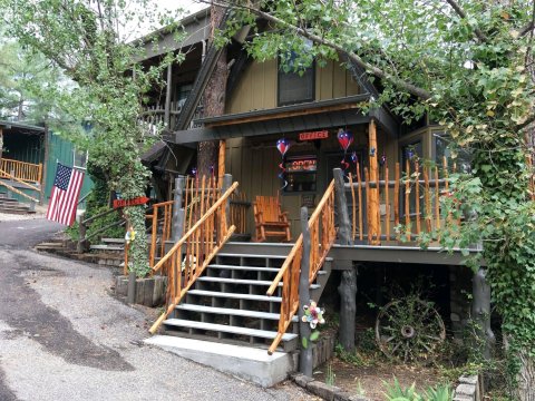 熊溪小屋及汽车旅馆(Bear Creek Motel and Cabins)