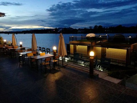 北碧府蓝天浮筏酒店(Blue Sky Raft at Kanchanaburi)