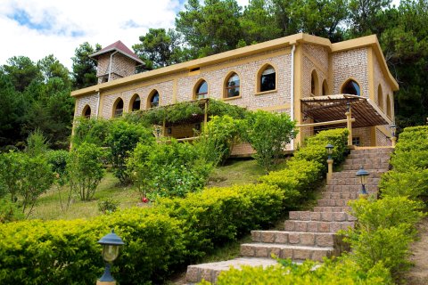 湖滨城堡酒店(Le Chateau du Lac de Mantasoa)