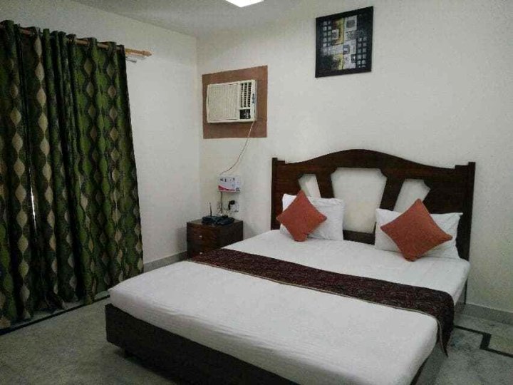 Well-Maintained Rooms in Safdarjung Enclave