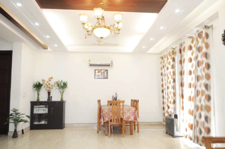 Plush Rooms with Modern Amenities in South Delhi