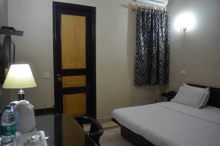 Well-Maintained Rooms in Bnb Near Gurudwara, GK 1