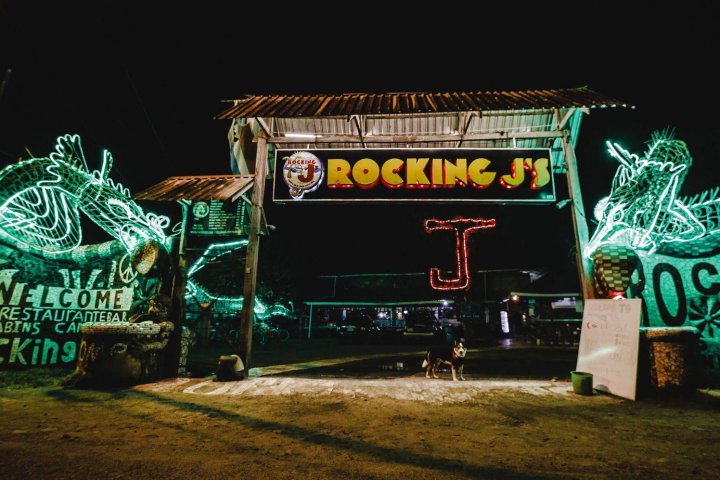 摇摆J之家旅舍(Rocking J's)