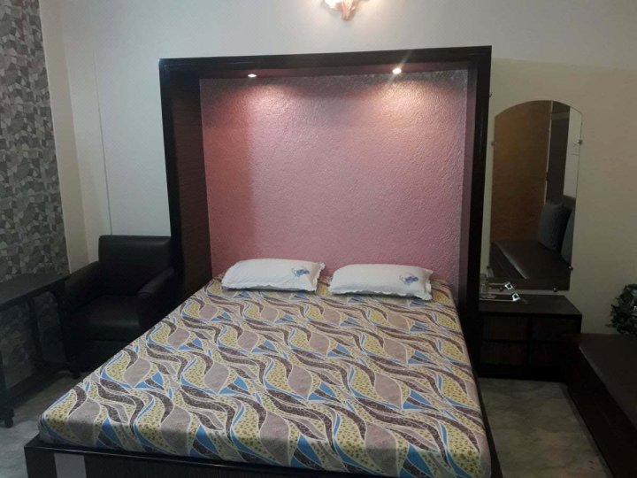 Spacious Rooms with Amenities in Kolkata