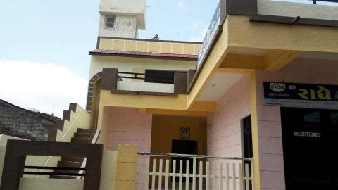 Radhe Guest House (Seven Bed AC Room)