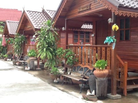 鲁安卡乌蒙肯度假村(Ruean Kaew Mongkorn Resort)