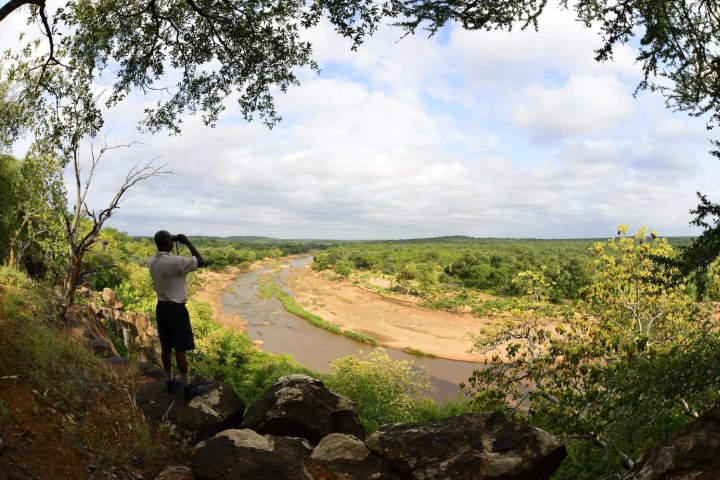 穆他乐瀑布野生动物园营地酒店(Mutale Falls Safari Camp)